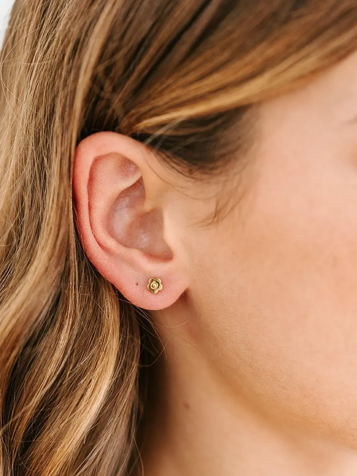 Pierced Co Tiny Classic Flower Screwback Earrings
